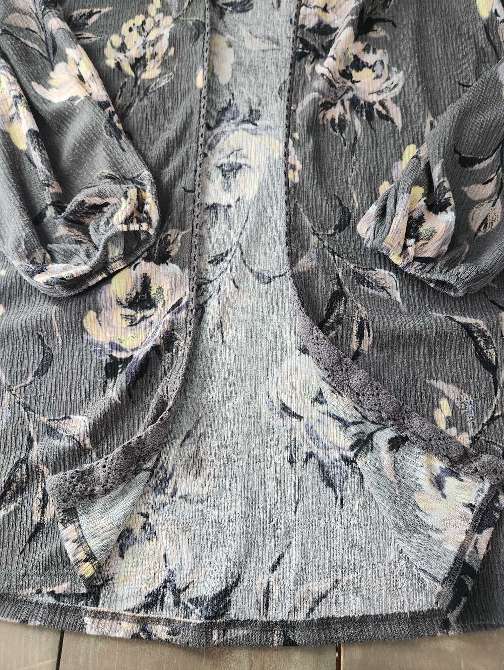 Maurices Gray Floral Crochet Trim Kimono - Size Small - Picture 12 of 16